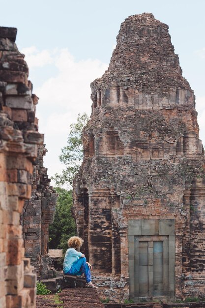 Foto seitenansicht der frau im tempel