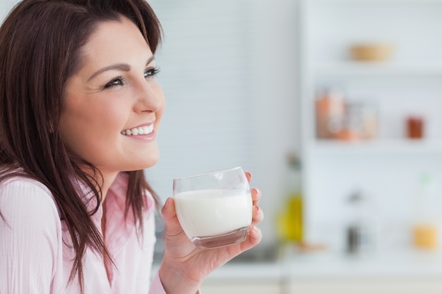 Seitenansicht der Frau mit Glas Milch