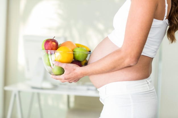 Seitenansicht der Frau Obstschale halten