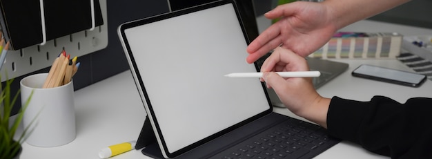 Seitenansicht der Geschäftsfrau, die an Modell-Tablette mit Stift arbeitet