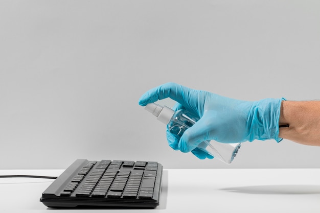 Foto seitenansicht der hand mit desinfektionstastatur des operationshandschuhs
