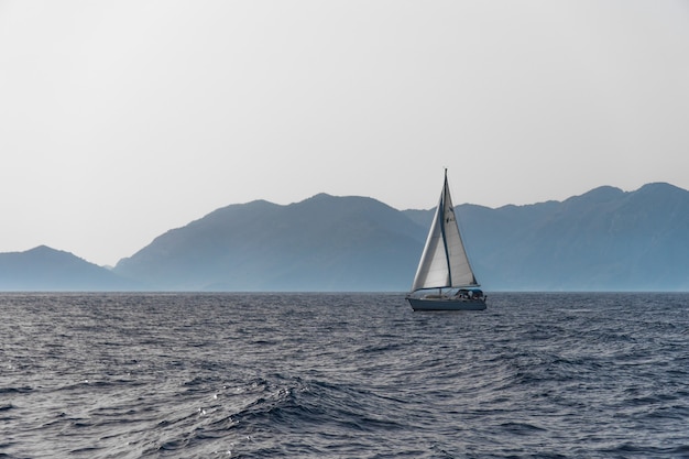 Seitenansicht der im Meer schwimmenden Yacht