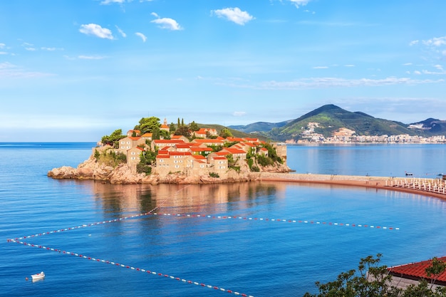 Seitenansicht der Insel Sveti Stefan, Region Budva, Montenegro.