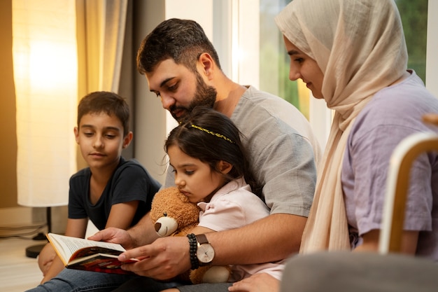 Foto seitenansicht der islamischen familie zu hause