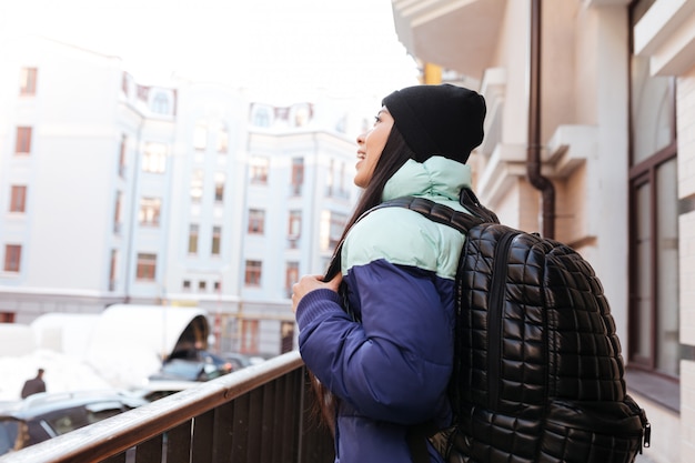 Seitenansicht der jungen asiatischen Frau in der warmen Kleidung