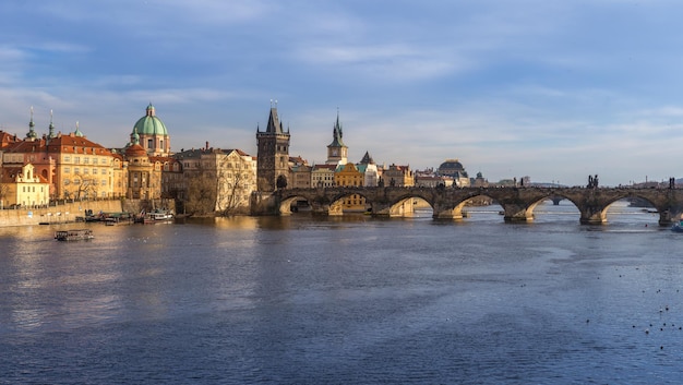 Seitenansicht der Karlsbrücke in Prag am Ufer der Moldau