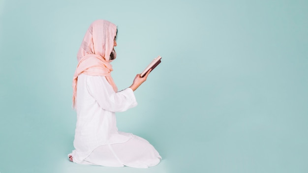 Seitenansicht der moslemischen Frauenlesung im Quran