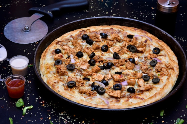 Foto seitenansicht der pizza mit knuspriger zwiebelhühnchenkruste