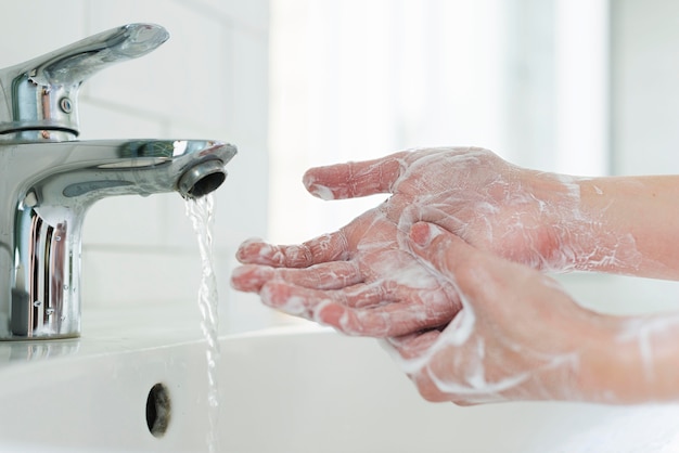 Seitenansicht der Seifenhände am Waschbecken