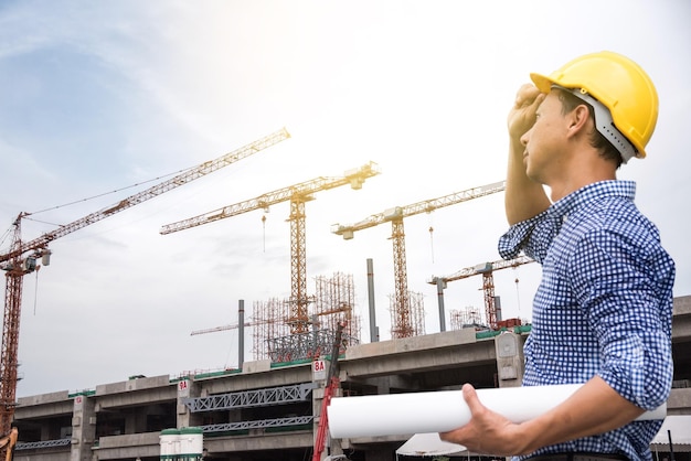 Seitenansicht des Architekten auf der Baustelle