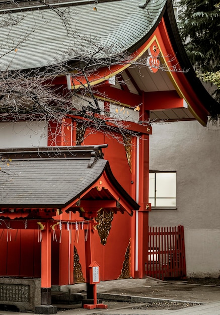 Foto seitenansicht des japanischen hölzernen tempels