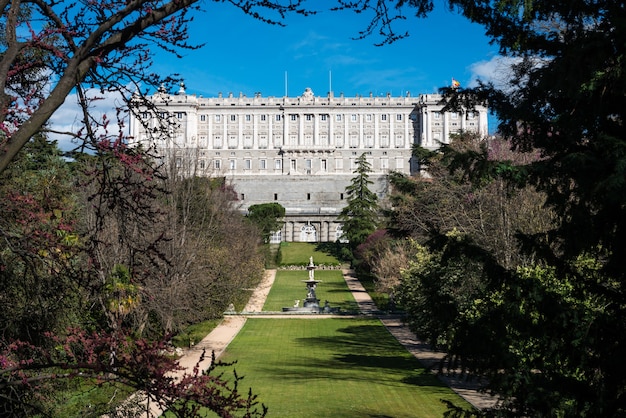 Seitenansicht des Königspalastes von Madrid von den Gärten des Campo del Moro aus gesehen