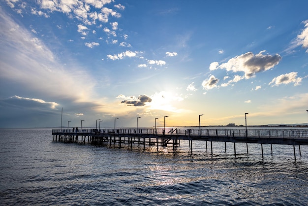 Seitenansicht des Piers am Schwarzen Meer vor dem Hintergrund des Himmels und des Sonnenuntergangs