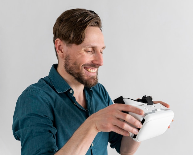 Seitenansicht des Smiley-Mannes, der Virtual-Reality-Headset hält