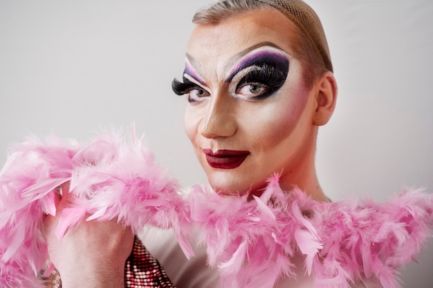 Seitenansicht Drag Queen mit Federn