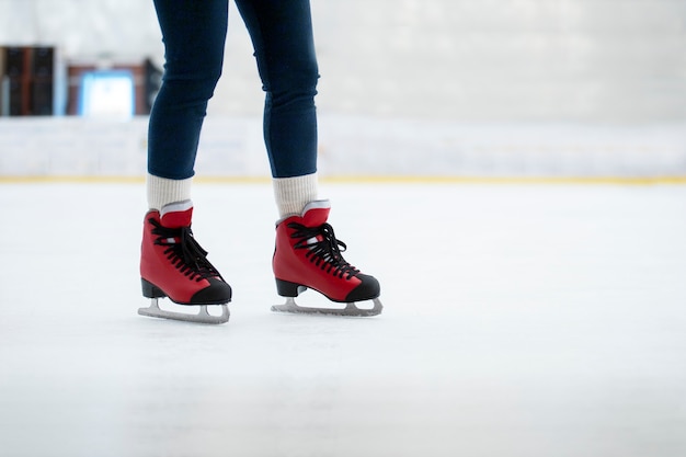 Seitenansicht einer Frau beim Eislaufen