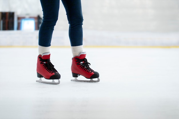 Foto seitenansicht einer frau beim eislaufen