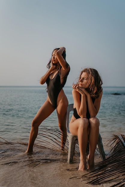 Seitenansicht einer Frau, die am Strand sitzt