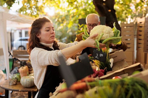 Foto seitenansicht einer frau, die essen hält