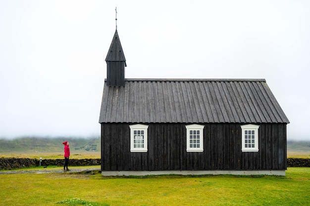 Seitenansicht einer Frau, die gegen den Himmel in die Kirche schaut