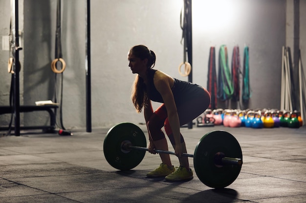 Seitenansicht einer Frau, die im Fitnessstudio trainiert
