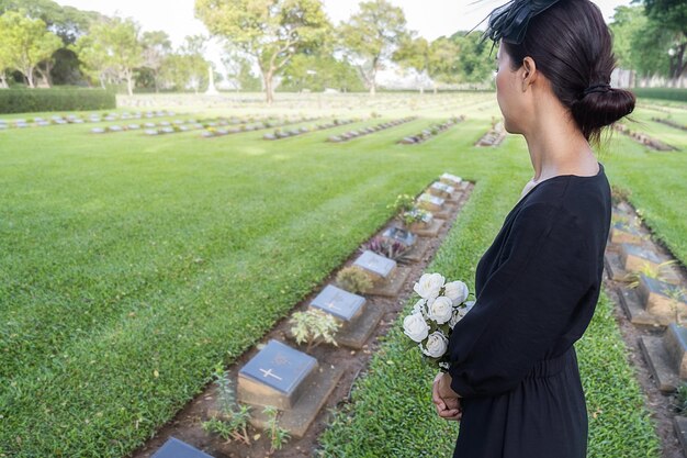 Foto seitenansicht einer frau, die im gras steht