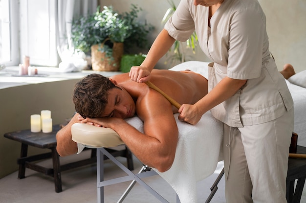 Foto seitenansicht einer frau, die in einem spa arbeitet