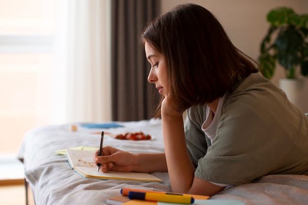 Foto seitenansicht einer frau, die kreatives journaling macht