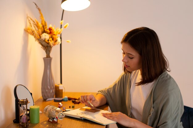 Foto seitenansicht einer frau, die kreatives journaling macht