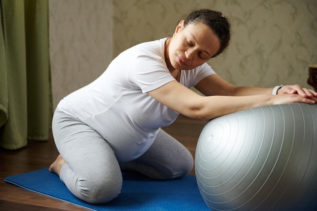 Seitenansicht einer Frau, die sich im Fitnessstudio trainiert