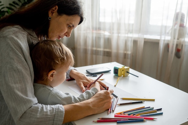 Seitenansicht einer Frau, die zu Hause arbeitet