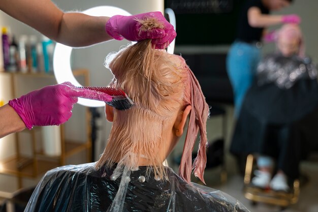 Foto seitenansicht einer frau im friseursalon