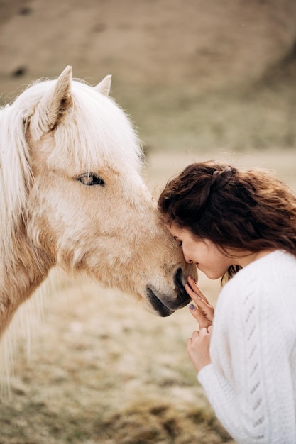 Foto seitenansicht einer frau mit pferd