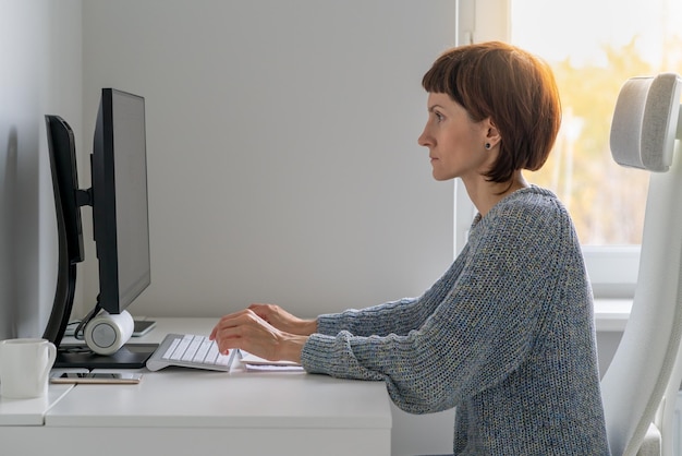Seitenansicht einer Geschäftsfrau, die im Büro arbeitet