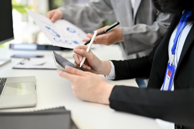 Seitenansicht einer Gruppe von Geschäftsleuten, die im Büro beim Brainstorming zusammenarbeiten