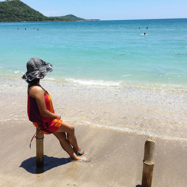 Foto seitenansicht einer jungen frau am strand gegen den himmel