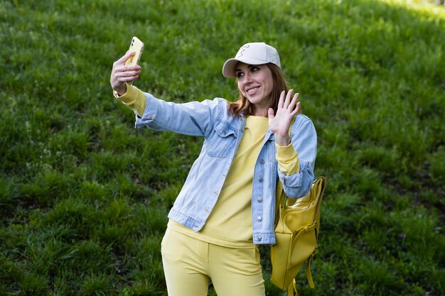 Foto seitenansicht einer jungen frau, die auf einem grasbewachsenen feld steht