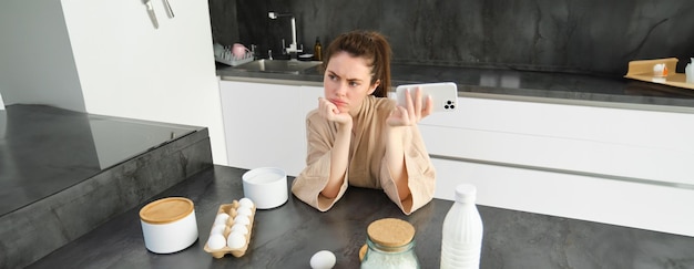 Foto seitenansicht einer jungen frau, die auf einem tisch sitzt