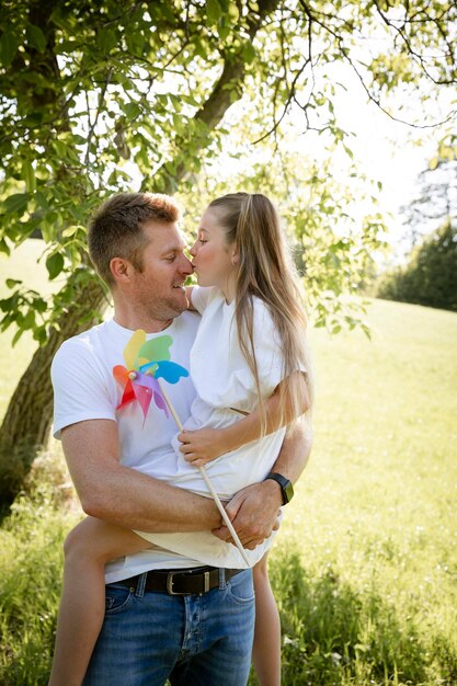 Foto seitenansicht einer jungen frau, die gegen bäume steht