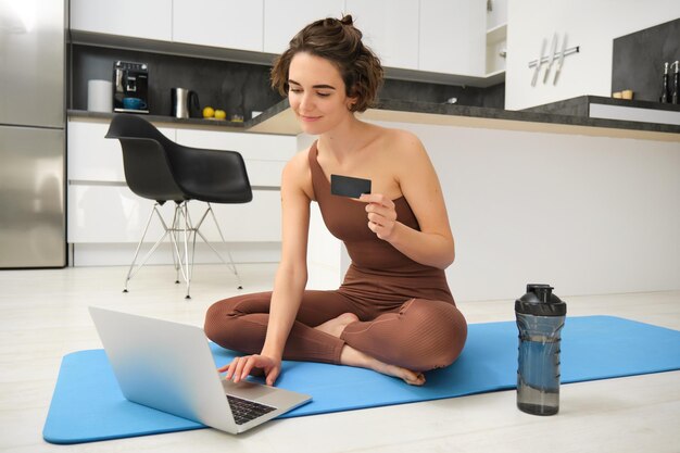 Foto seitenansicht einer jungen frau, die im fitnessstudio trainiert