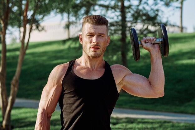 Foto seitenansicht einer jungen frau, die im park sport macht