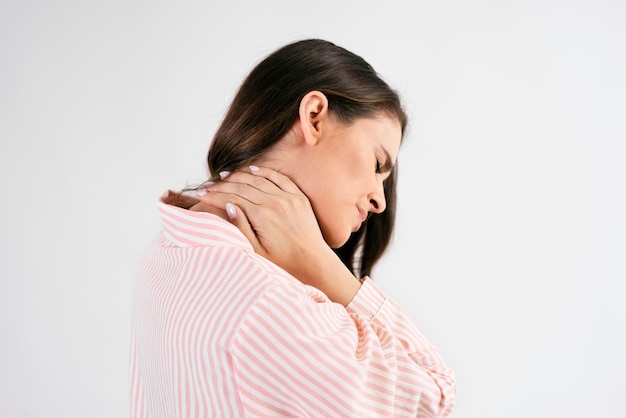 Seitenansicht einer jungen Frau mit Nackenschmerzen