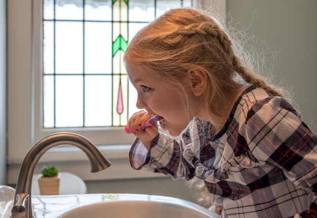 Foto seitenansicht einer jungen frau zu hause