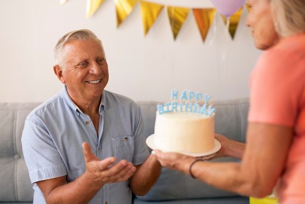 Foto seitenansicht eines älteren paares, das geburtstag feiert