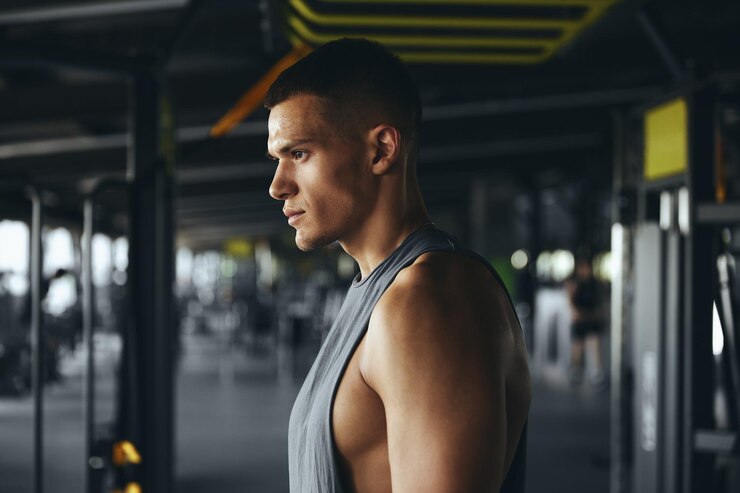 Seitenansicht eines fokussierten kaukasischen männlichen Athleten nach einem Fitness-Workout horizontales Foto von serious