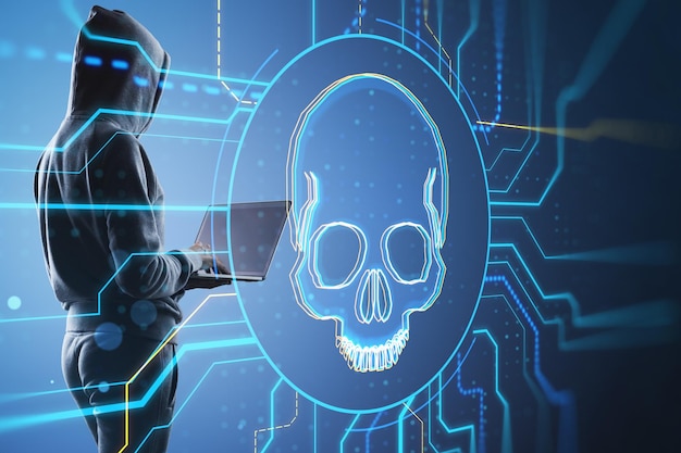 Seitenansicht eines Hackers im Kapuzenpullover, der einen Laptop mit digitalem Totenkopf-Hologramm auf verschwommenem Hintergrund benutzt. Hacker-Malware und Kriminalitätskonzept Doppelbelichtung
