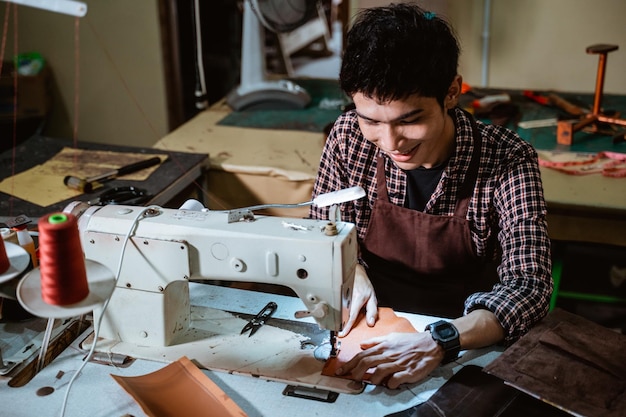 Seitenansicht eines in der Werkstatt arbeitenden Mannes