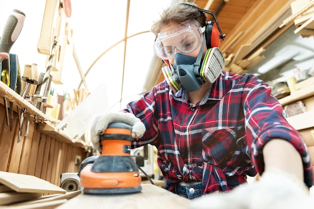 Seitenansicht eines in der Werkstatt arbeitenden Mannes