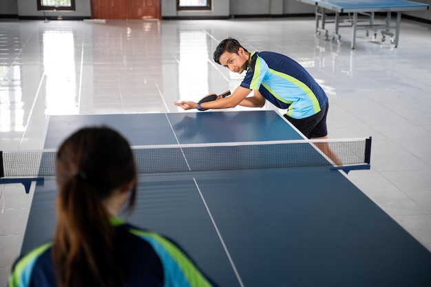 Seitenansicht eines Jungen, der Tennis spielt