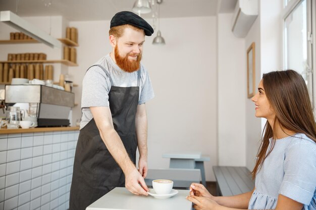 Seitenansicht eines jungen Mannes, der an einem Tisch arbeitet